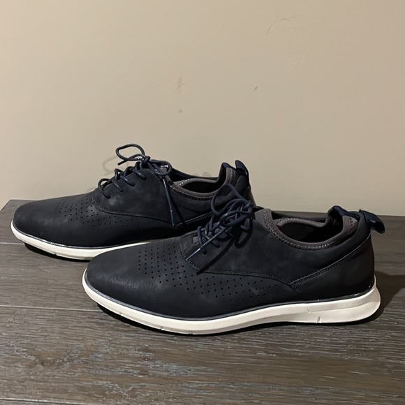 Van Heusen men’s shoes, size 9.5, EUC - Picture 4 of 5